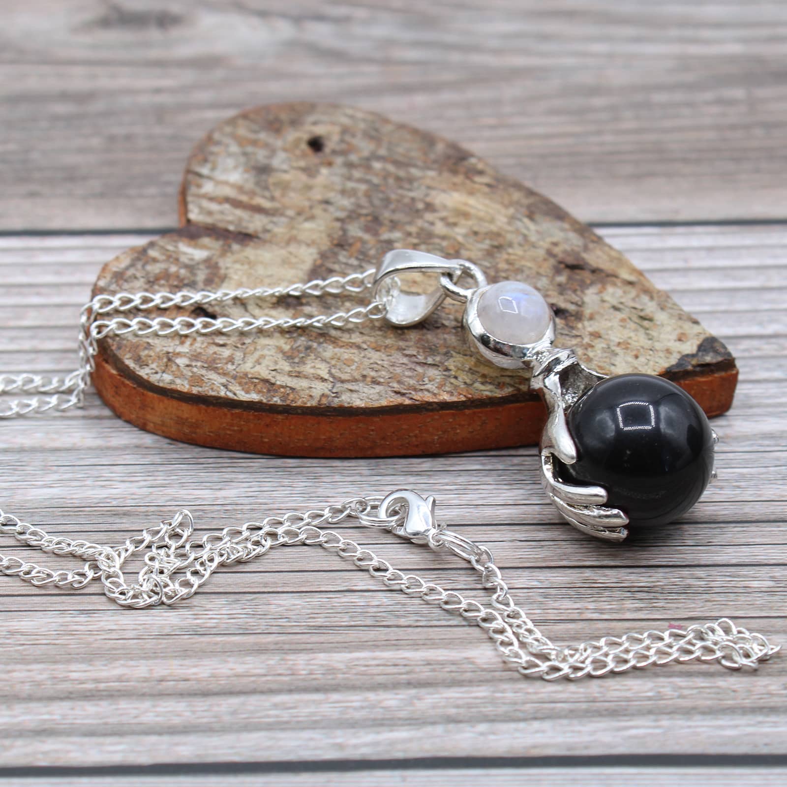 Pendentif mains guérisseuses en Agate Noire avec chaîne sur coeur en bois