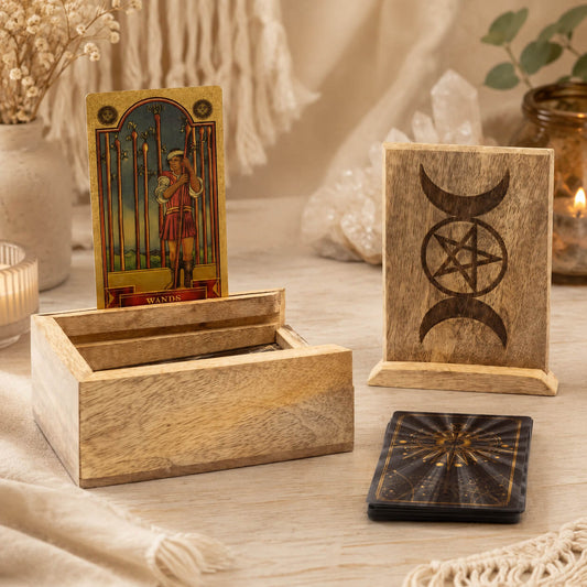 Petite boîte de tarot en bois avec présentoir vertical gravé d'un symbole lune et pentacle