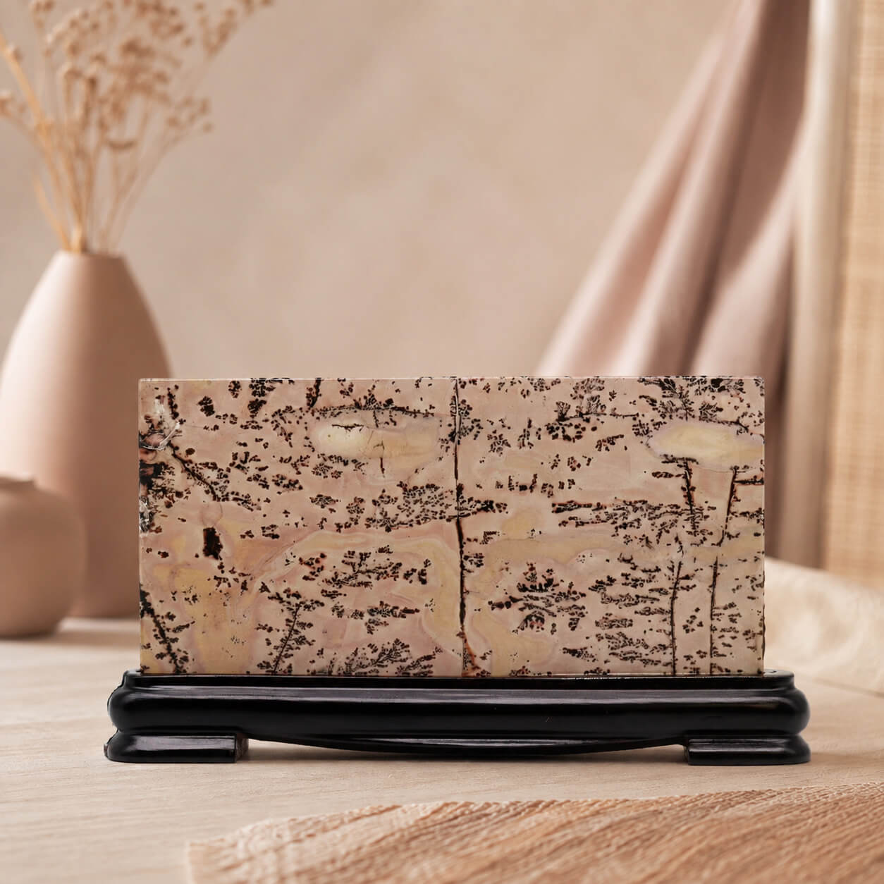 Pierre Guohua rectangulaire au motif givré dense sur fond rosé-beige
