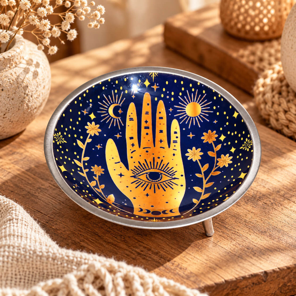 Plateau d'offrandes en aluminium émaillé bleu nuit sur trois pieds, main de Hamsa dorée à l'œil entre un soleil et un croissant de lune