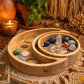 Plateaux lune et soleil en bois avec cristaux et cartes disposés pour mise en scène
