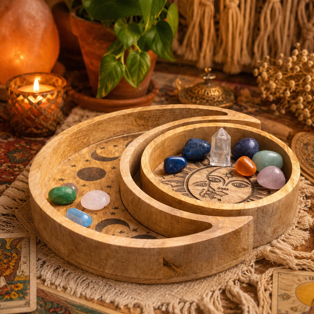 Plateaux lune et soleil en bois avec cristaux et cartes disposés pour mise en scène