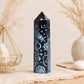 Pointe d'obsidienne noire gravée d'une étoile filante et de constellations en bleu ciel