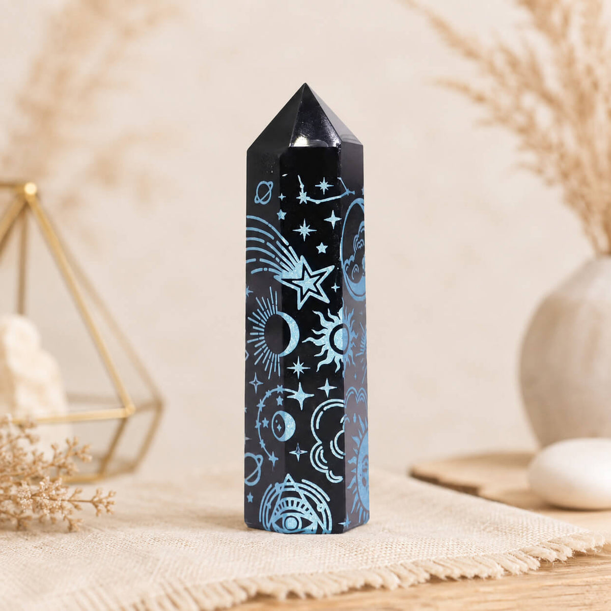Pointe d'obsidienne noire gravée d'une étoile filante et de constellations en bleu ciel