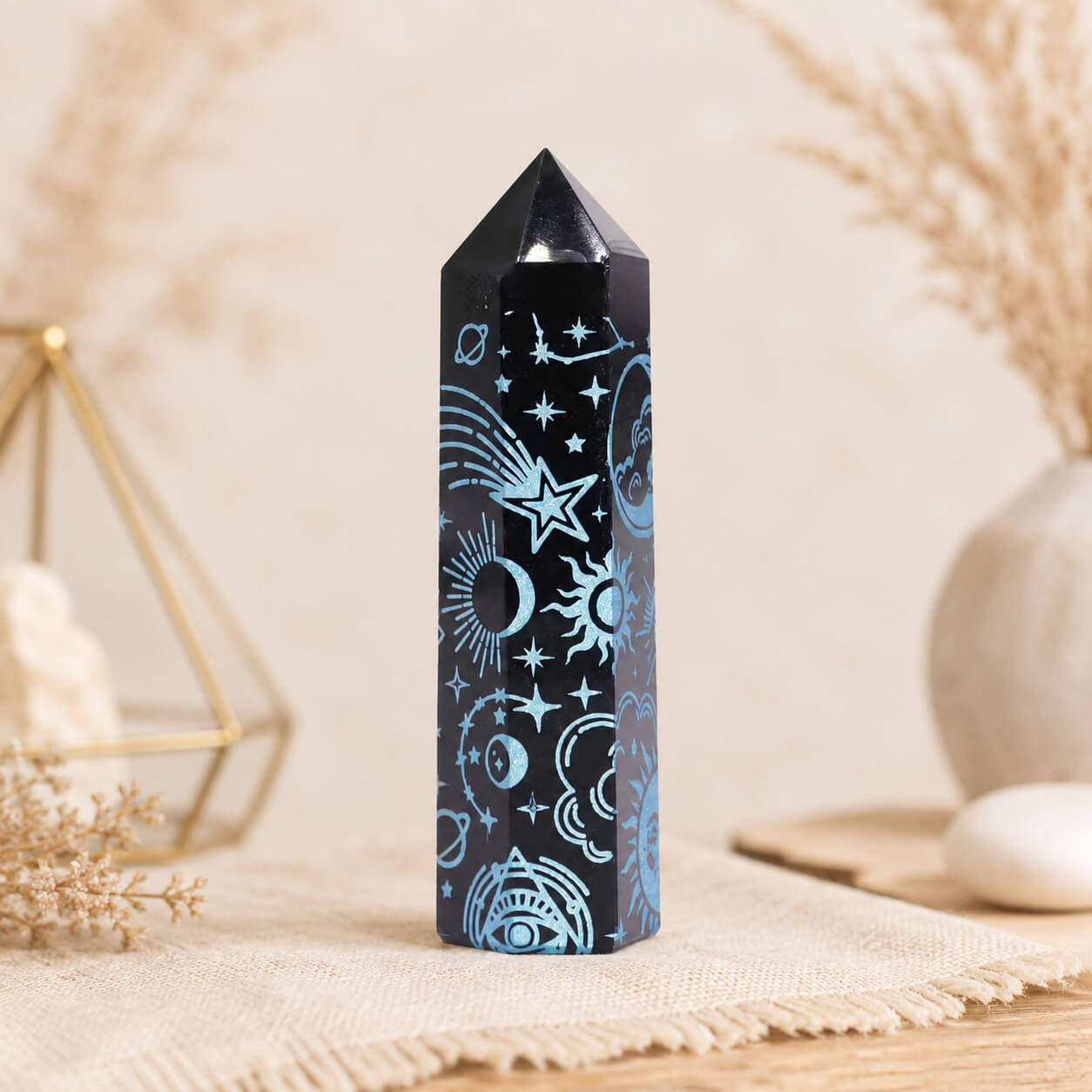 Pointe d'obsidienne noire gravée d'une étoile filante et de constellations en bleu ciel