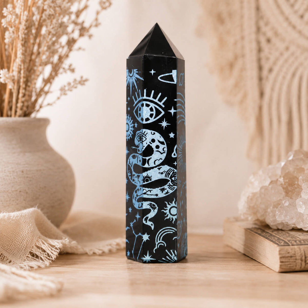 Pointe d'obsidienne noire gravée d'un œil mystique et d'un serpent en bleu ciel