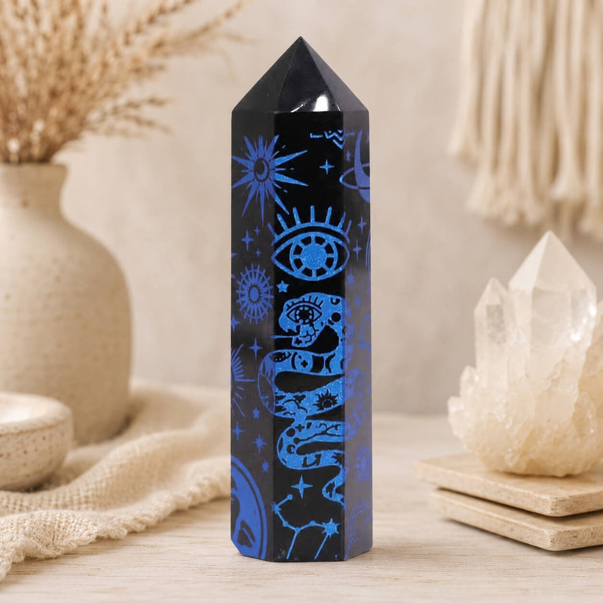Pointe d'obsidienne noire gravée d'un œil mystique et d'un serpent en bleu