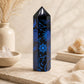 Pointe d'obsidienne noire gravée d'un soleil, d'une lune et de constellations en bleu