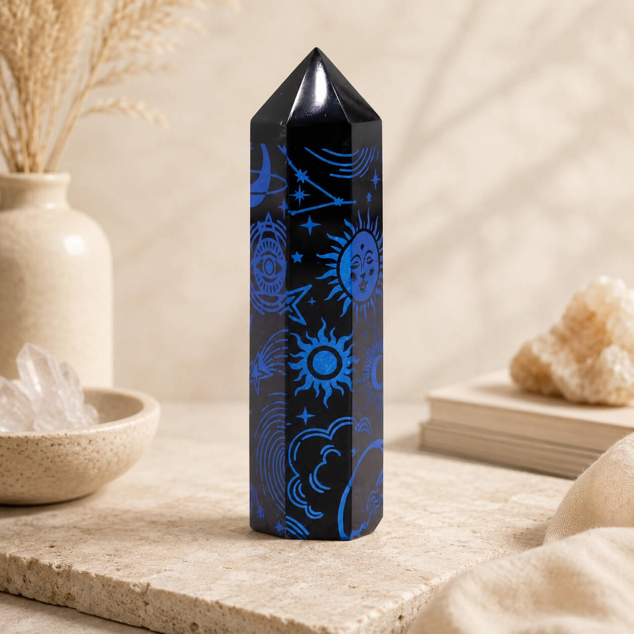 Pointe d'obsidienne noire gravée d'un soleil, d'une lune et de constellations en bleu