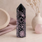 Pointe d'obsidienne noire gravée d'une étoile filante et de symboles mystiques roses