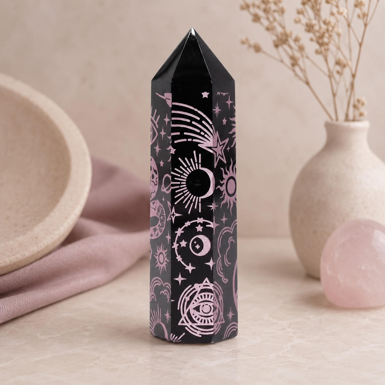 Pointe d'obsidienne noire gravée d'une étoile filante et de symboles mystiques roses