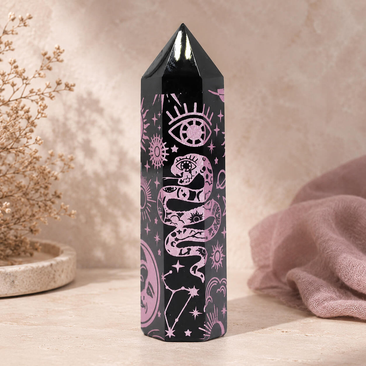 Pointe d'obsidienne noire gravée d'un œil mystique et d'un serpent en rose