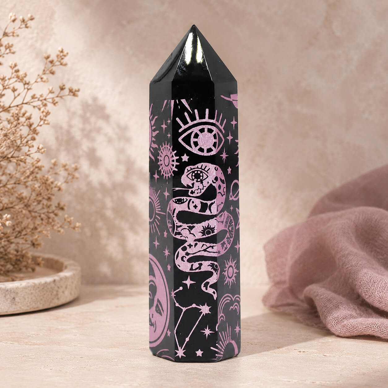 Pointe d'obsidienne noire gravée d'un œil mystique et d'un serpent en rose