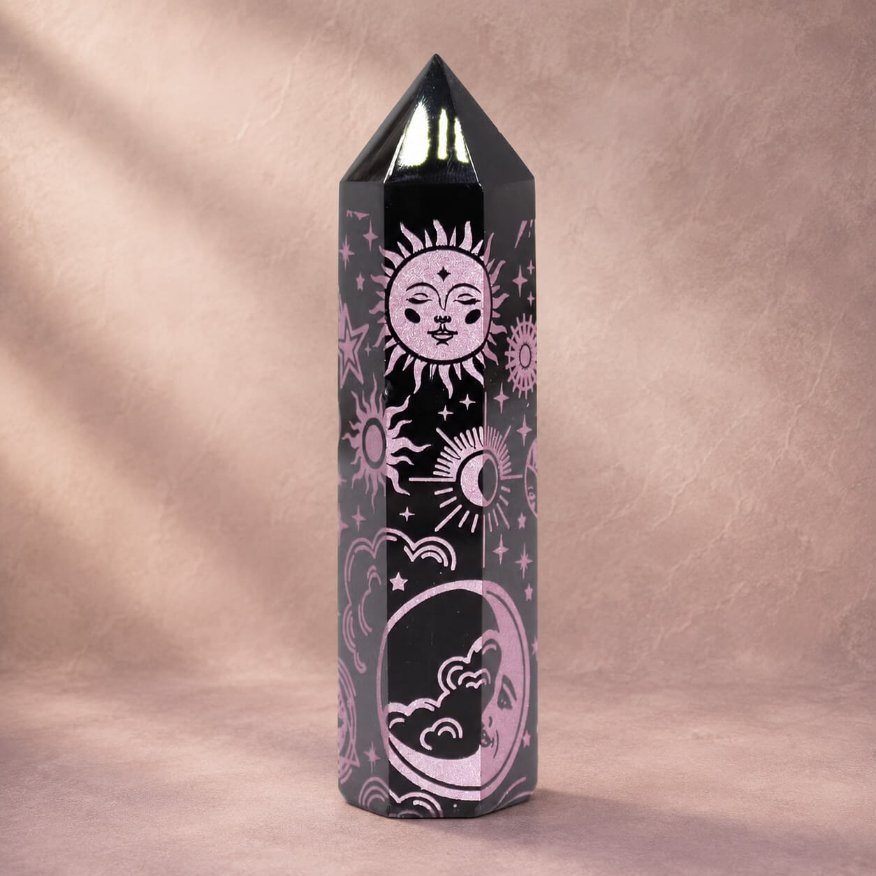 Pointe d'obsidienne noire gravée d'un soleil et d'une lune céleste en rose