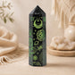 Pointe d'obsidienne noire gravée d'une lune, d'un œil et de symboles célestes en vert