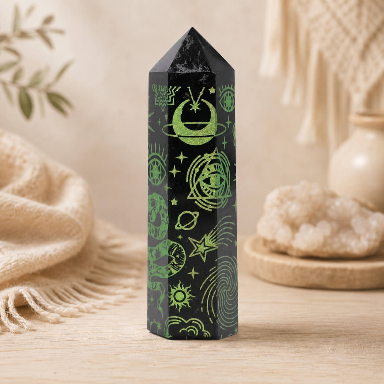 Pointe d'obsidienne noire gravée d'une lune, d'un œil et de symboles célestes en vert