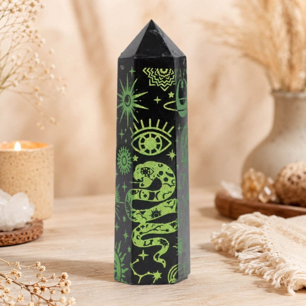 Pointe d'obsidienne noire gravée d'un serpent et d'un œil mystique en vert