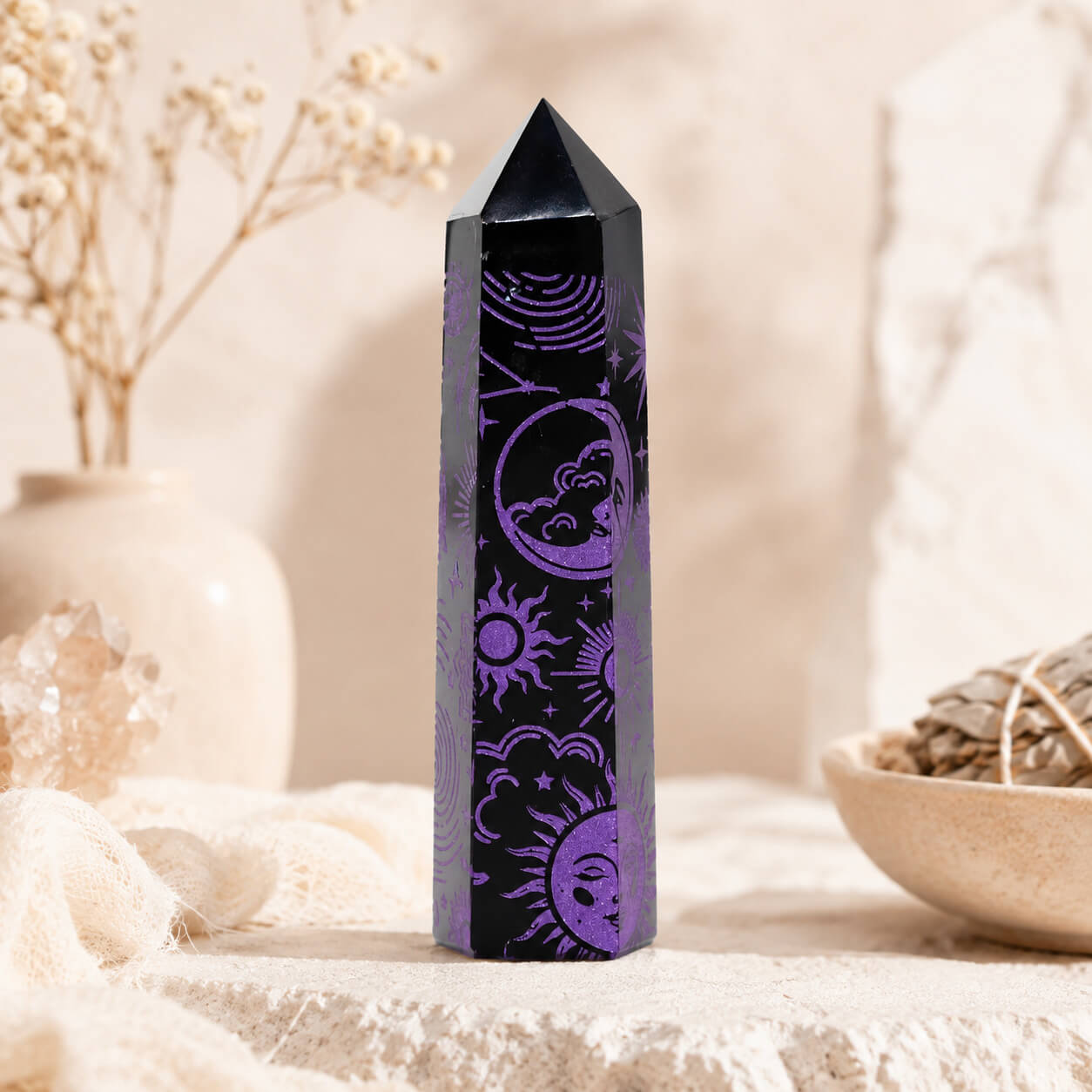 Pointe d'obsidienne noire gravée d'une lune, d'un soleil et de constellations en violet