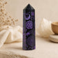 Pointe d'obsidienne noire gravée d'un œil dans un triangle et d'une étoile filante en violet