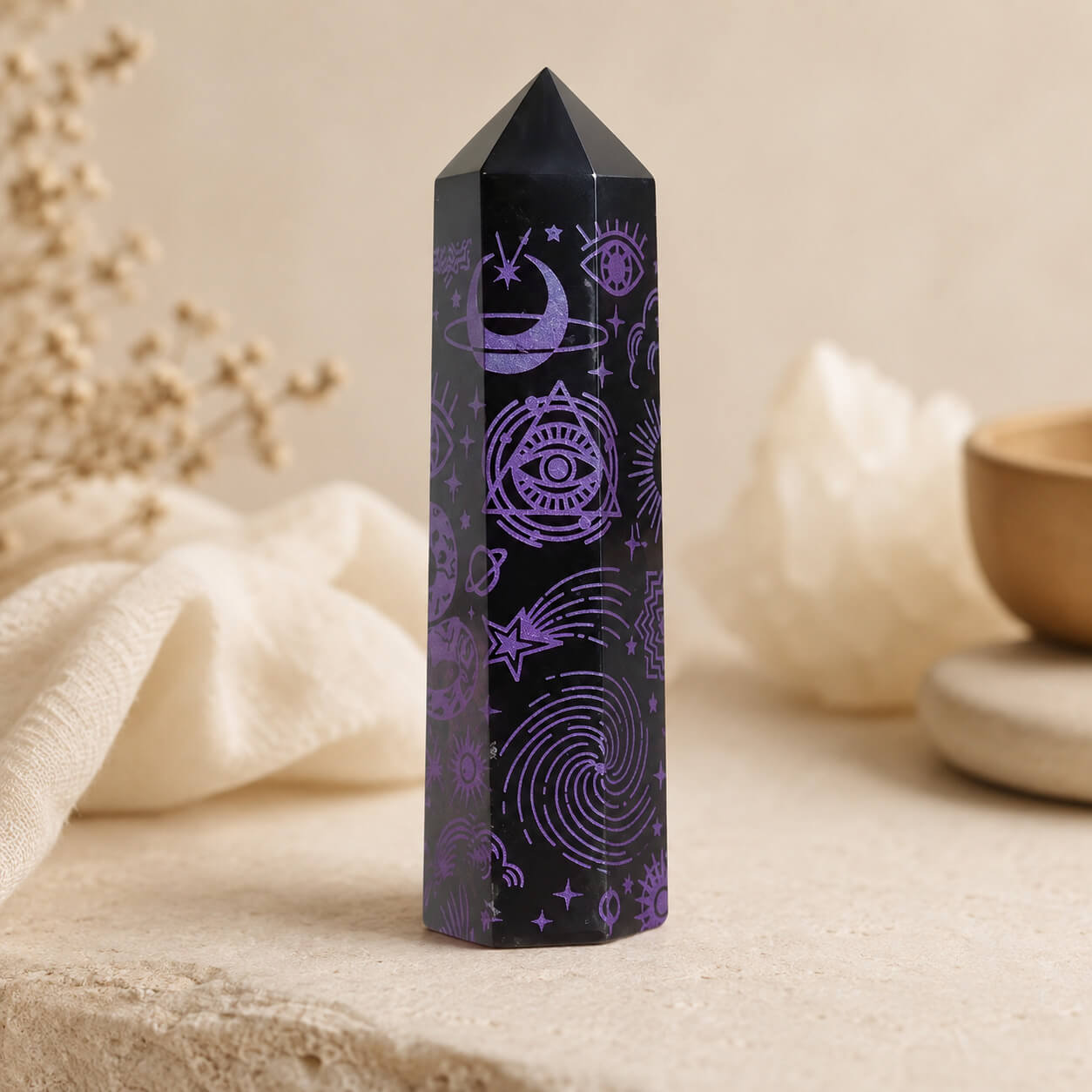 Pointe d'obsidienne noire gravée d'un œil dans un triangle et d'une étoile filante en violet