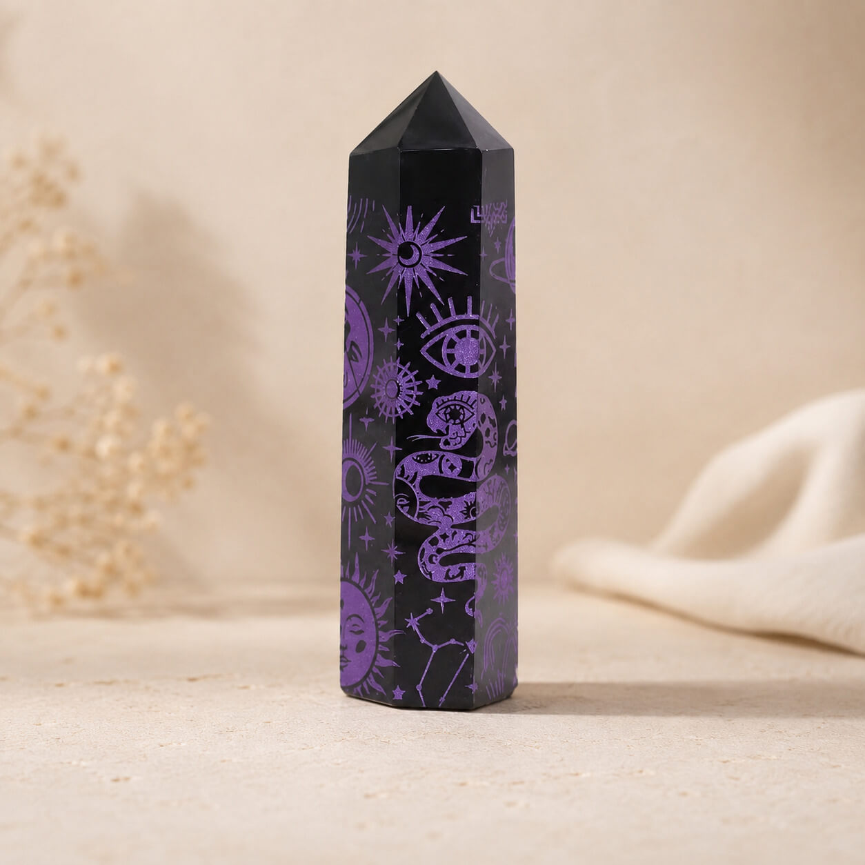 Pointe d'obsidienne noire gravée d'un œil, d'un serpent et d'un soleil en violet