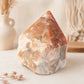 Pointe polie de quartz hématoïde orange sur base brute blanche et grise