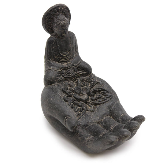 Porte-encens en forme de main de Bouddha sculptée en pierre noire, orné de motifs floraux en relief, vue de face montrant les détails du Bouddha méditant.