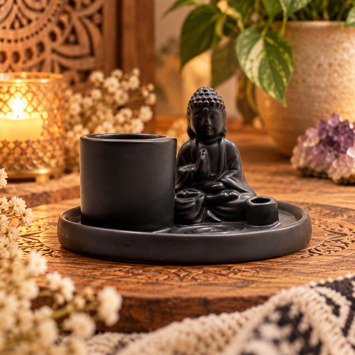 Plateau porte-encens noir mat vide, Bouddha assis aux mains jointes entre un grand cylindre et un petit tube