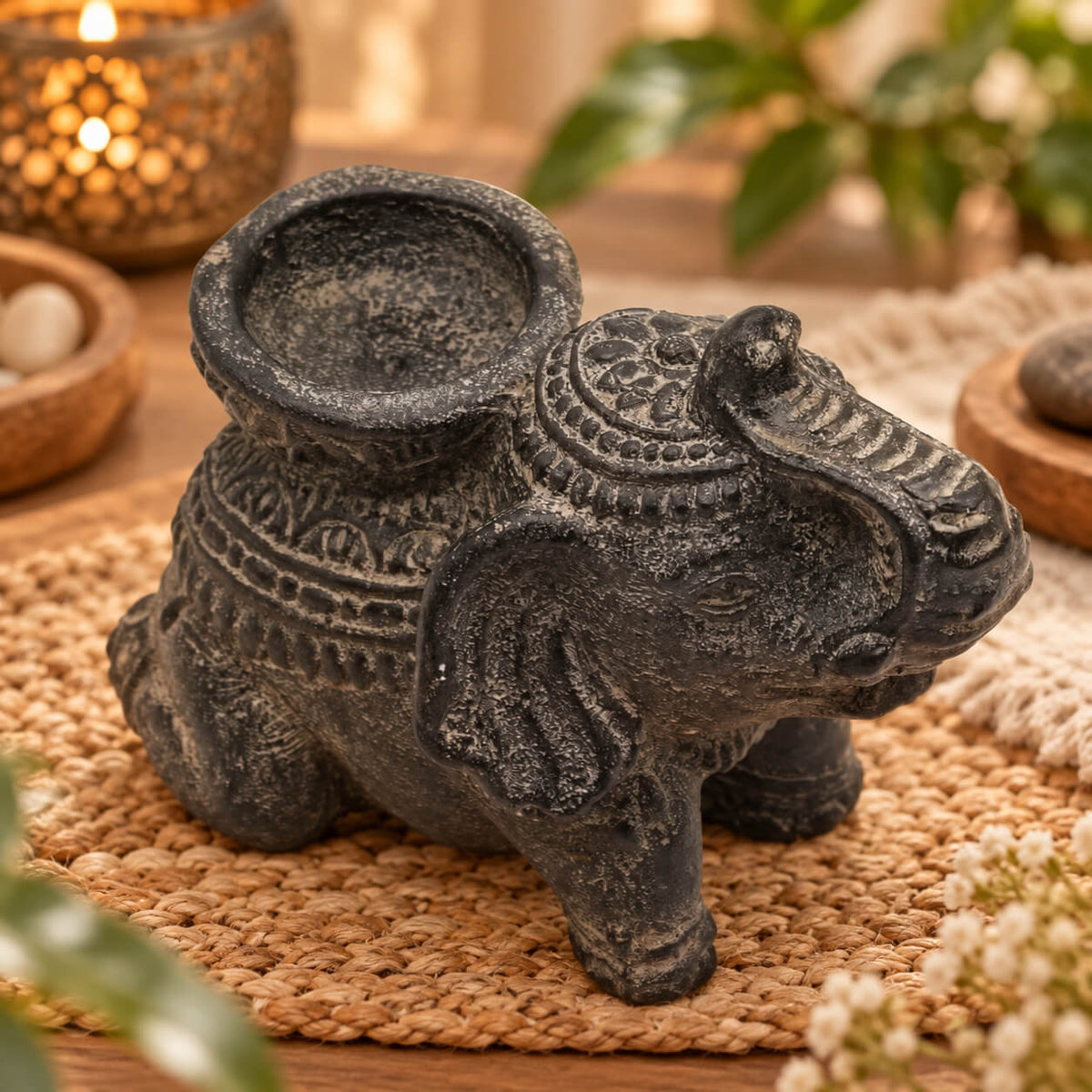 Porte-encens éléphant vu de trois quarts, coupe vide sur le dos, parure sculptée et bracelets aux pattes