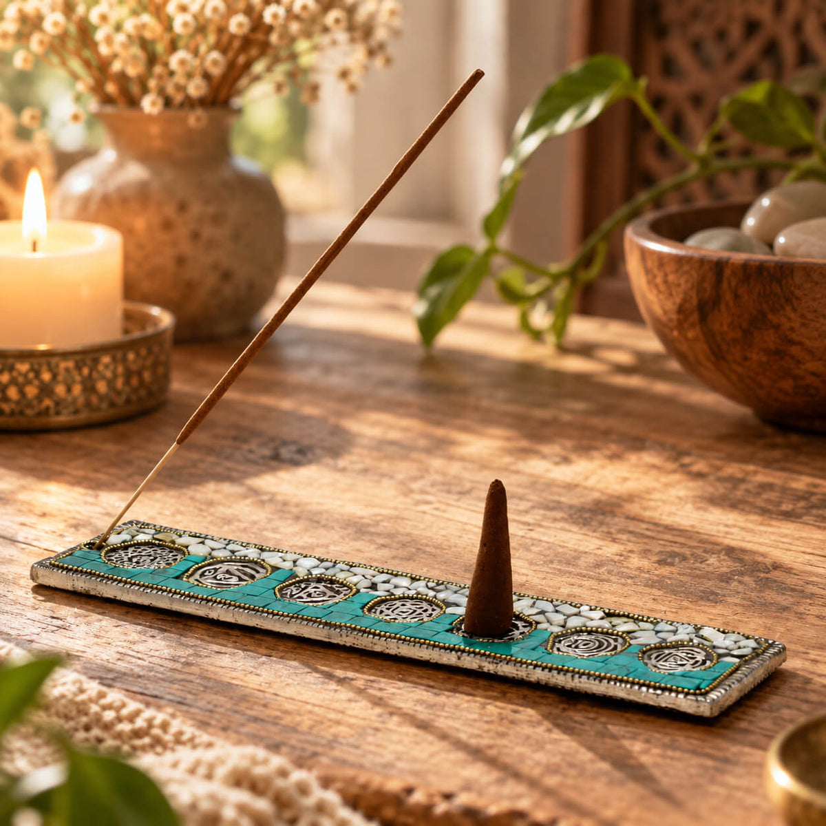 Porte-encens sept chakras en mosaïque vu de côté, avec un bâtonnet planté au bout et un cône posé sur un médaillon