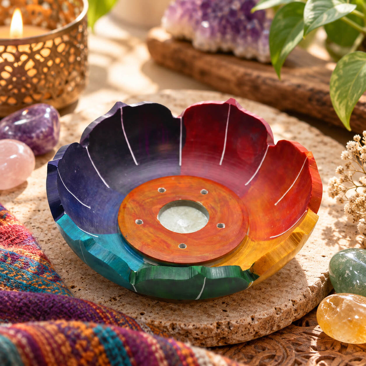 Porte-encens fleur de lotus en stéatite aux sept pétales colorés du rouge au violet, disque central orangé percé de petits trous