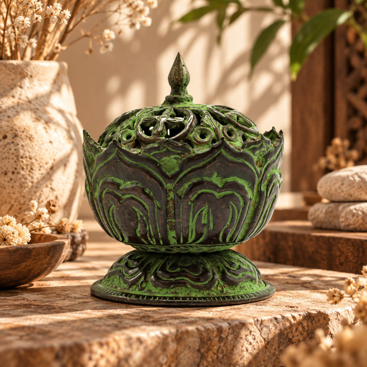 Porte-encens de style tibétain en forme de fleur de lotus, fermé, pétales en relief soulignés de vert de gris et couvercle surmonté d'un bourgeon