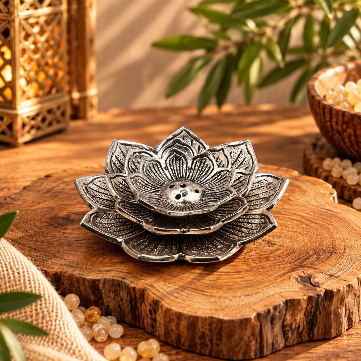 Porte-encens lotus en aluminium à trois fleurs superposées, pétales gravés de nervures et cœur percé de petits trous