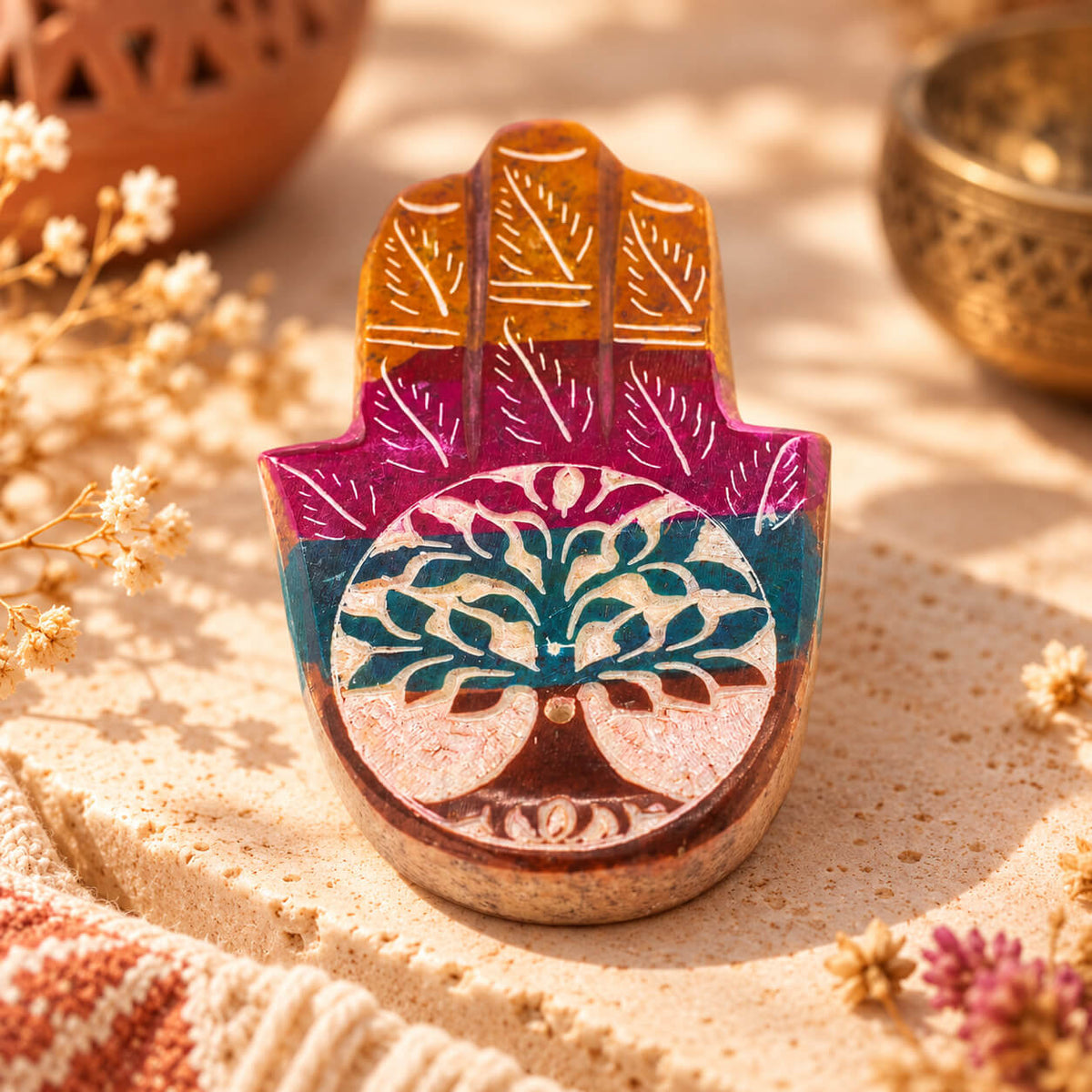 Porte-encens main de Hamsa en stéatite aux bandes ocre, fuchsia et bleu canard, arbre de vie gravé dans un médaillon clair