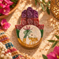 Porte-encens main de Hamsa en stéatite aux bandes violet, rouge, vert et jaune, éléphant et palmier gravés dans le médaillon central