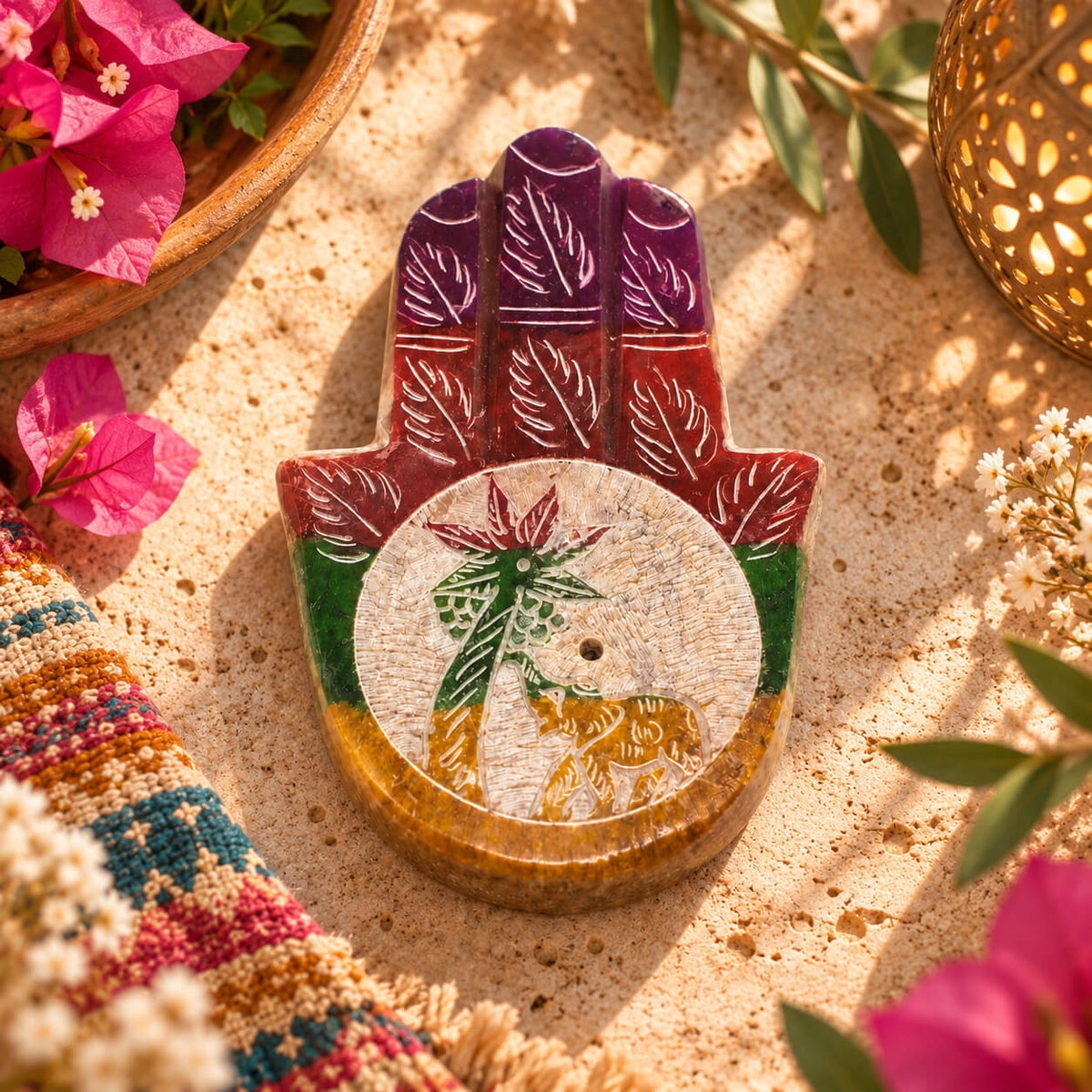 Porte-encens main de Hamsa en stéatite aux bandes violet, rouge, vert et jaune, éléphant et palmier gravés dans le médaillon central