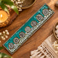 Porte-encens plat en mosaïque couleur turquoise et éclats blancs, sept médaillons argentés aux symboles des chakras