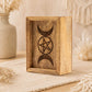 Détail du présentoir en bois gravé de croissants de lune et d'un pentacle