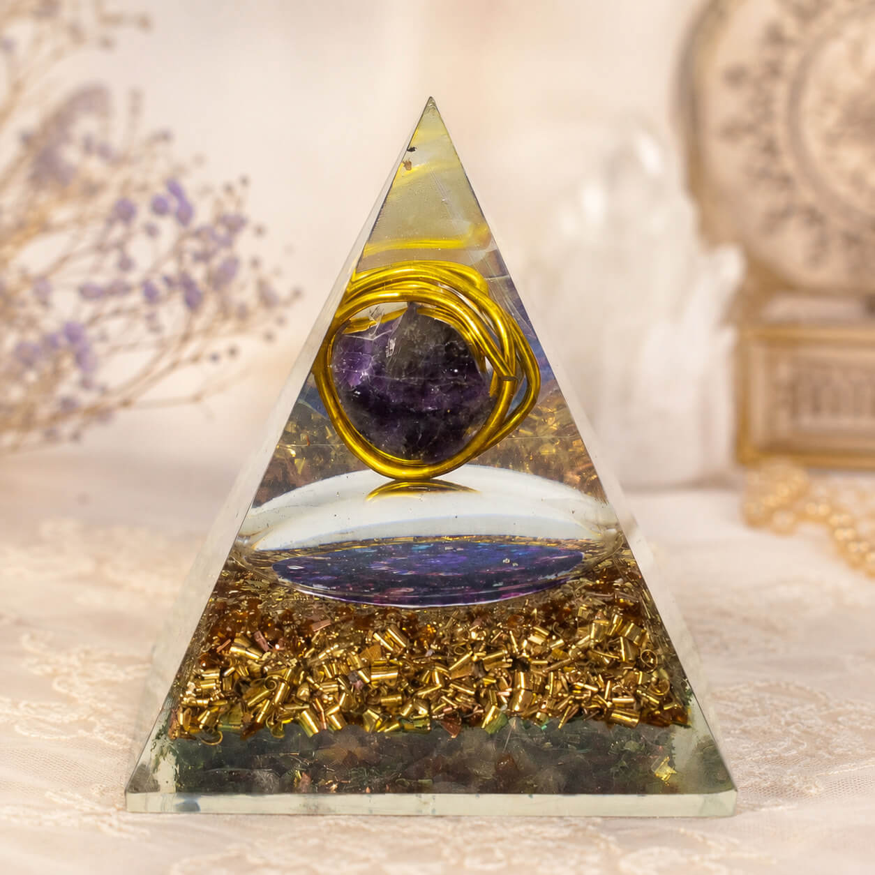 Pyramide en orgonite avec sphère d'améthyste violette enveloppée de fil doré