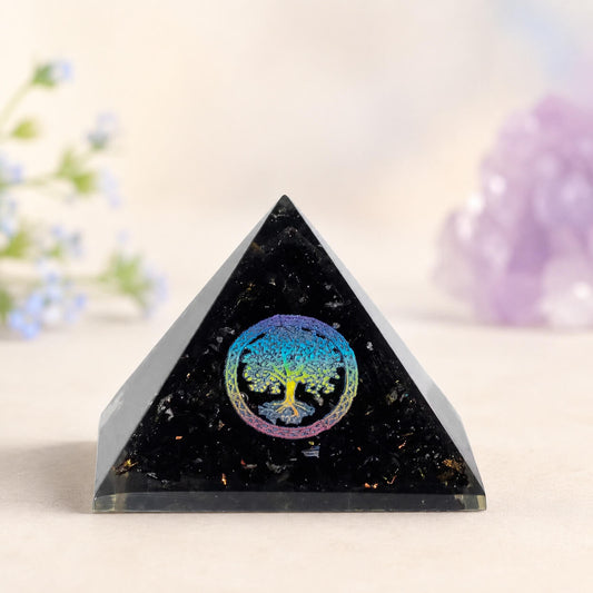 Pyramide en orgonite noire avec médaillon Arbre de Vie multicolore et éclats de tourmaline
