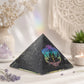 Pyramide en orgonite noire avec motif Bouddha et mandala des chakras arc-en-ciel