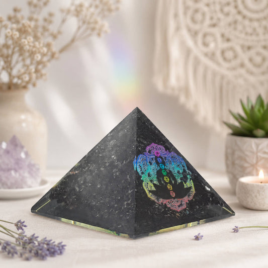 Pyramide en orgonite noire avec motif Bouddha et mandala des chakras arc-en-ciel