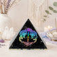 Face de la pyramide en orgonite montrant le détail du motif Bouddha en méditation