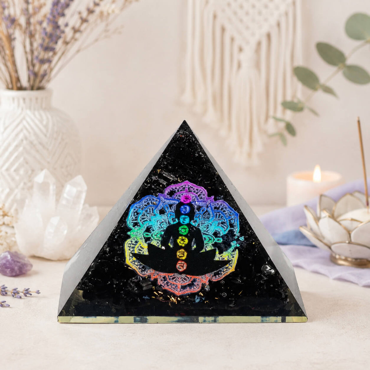 Face de la pyramide en orgonite montrant le détail du motif Bouddha en méditation