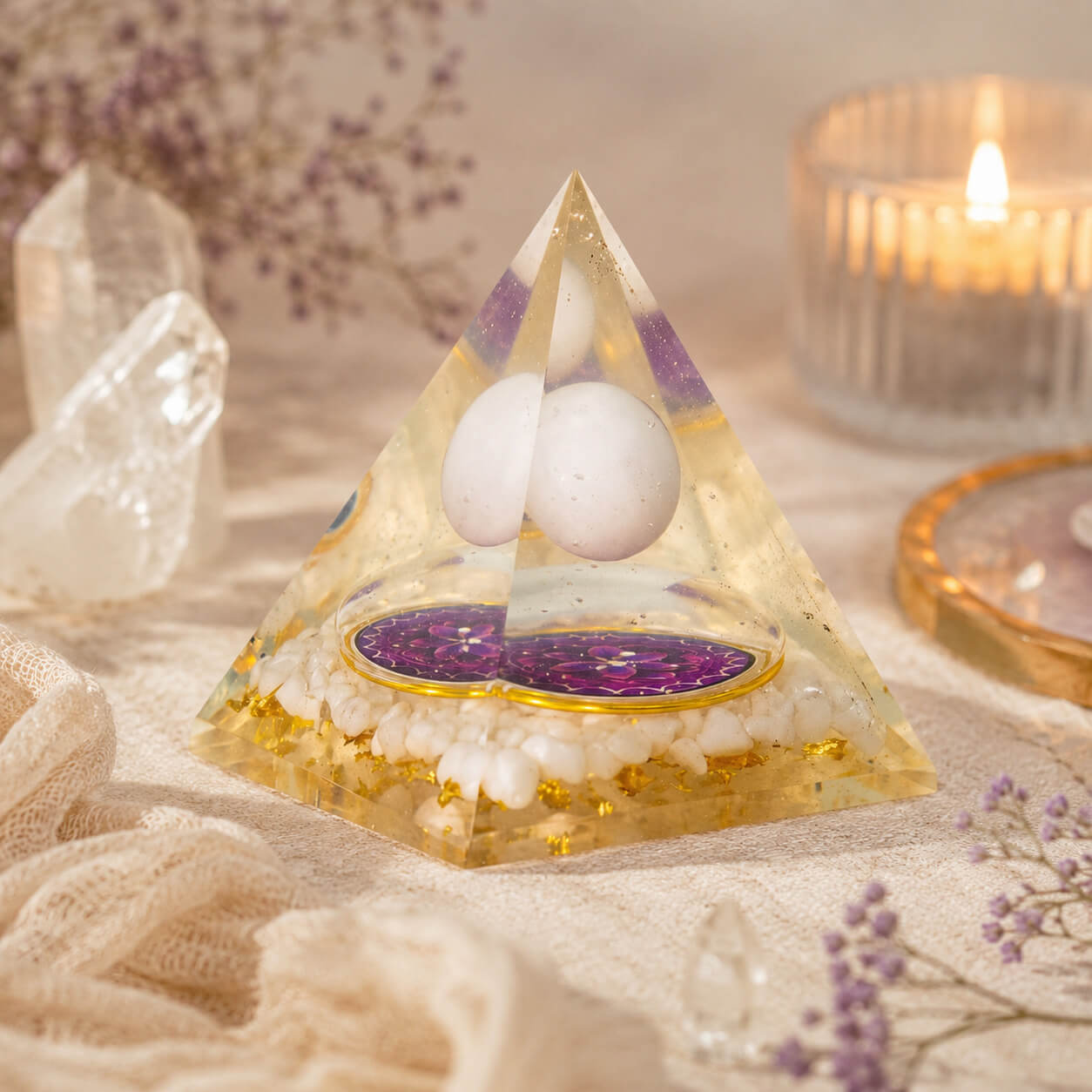 Pyramide Orgonite Sphère et Éclats de Quartz