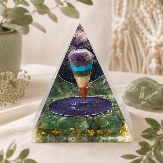 Pyramide en orgonite avec pendule multicolore suspendu au-dessus d'un médaillon étoilé