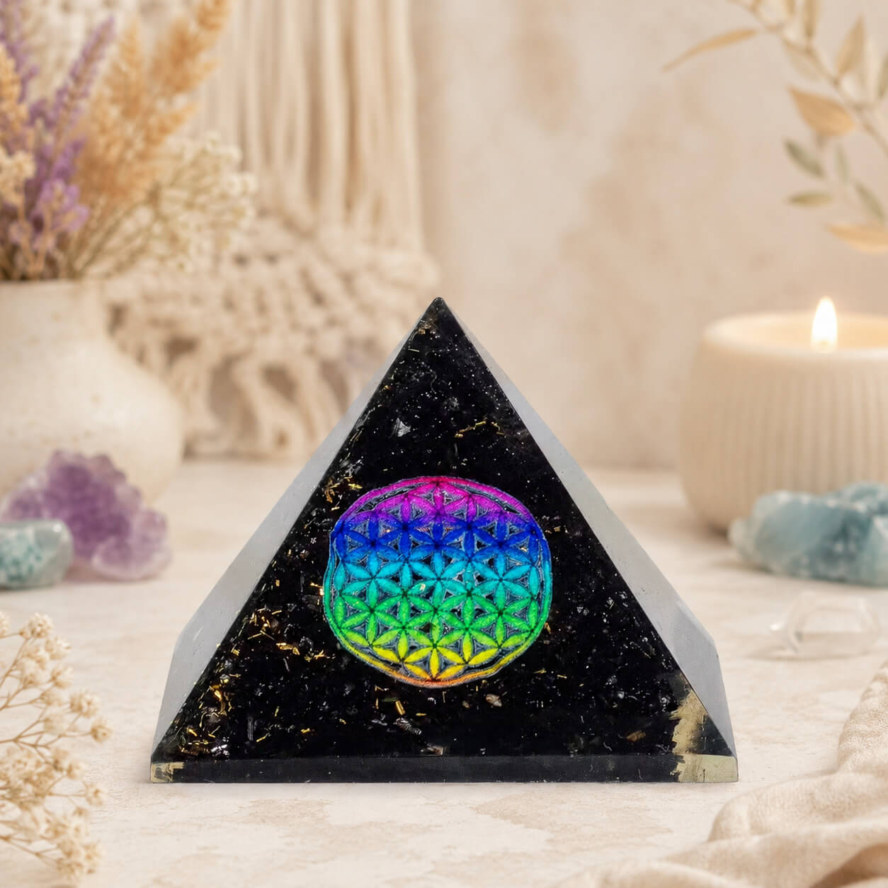 ambiance-bougie.jpg	Pyramide orgonite Fleur de Vie posée près d'une bougie allumée et d'une géode d'améthyste