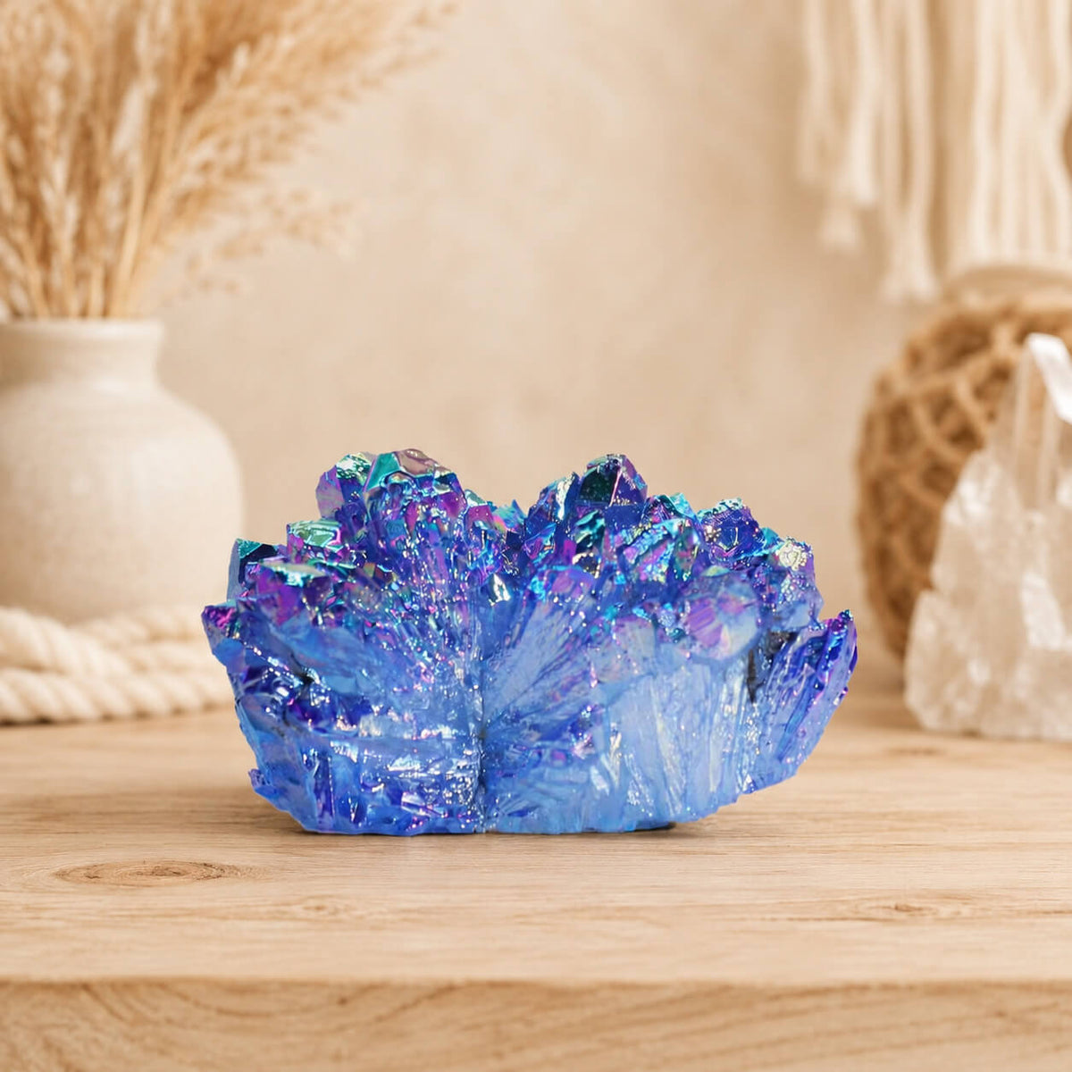 Quartz Aura Aqua Halo aux reflets bleu violet posé sur table en bois