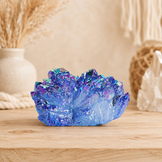 Quartz Aura Aqua Halo aux reflets bleu violet posé sur table en bois