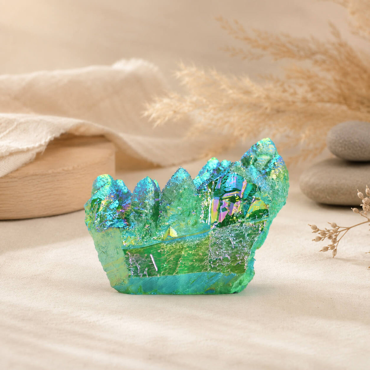 Quartz Aura Flamme Verte aux reflets émeraude et turquoise posé sur table claire